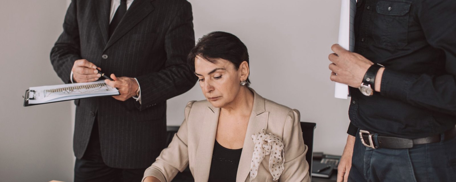 Teilnehmende besprechen Unterlagen in kleiner Runde